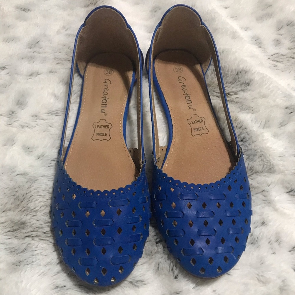 Blue cut out closed ballet flats